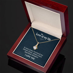 Havijo Alluring Beauty Necklace featuring a delicate chain and elegant pendant, perfect for adding charm to any jewelry collection.