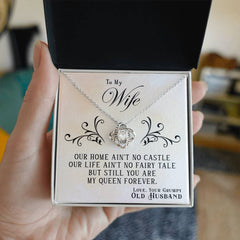 Havijo My Queen Forever love knot necklace in polished silver, featuring an intertwined heart-shaped pendant, close-up view.