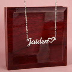 Havijo classic heart-style name necklace with personalized gold jewelry chain and heart pendant on a white background.